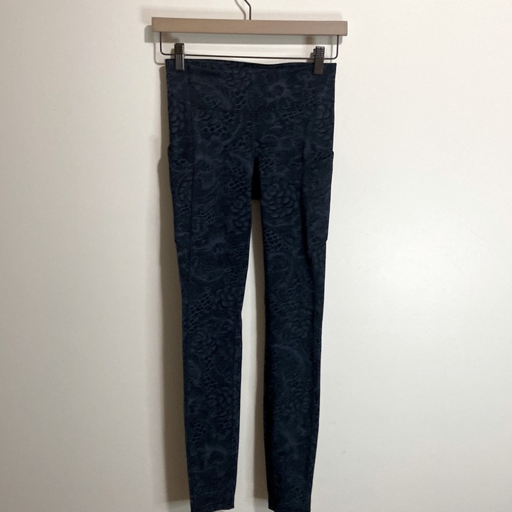 Lululemon yoga pants Navy/Black flower Size 4 side pockets zipper pocket back.
